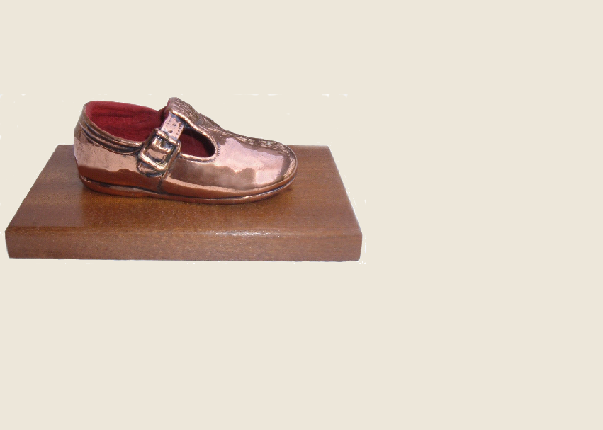 baby shoe bronzing on wooden base